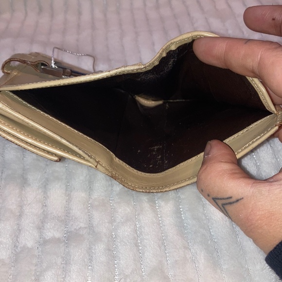 Gucci🌹🌹🌹 Beige Leather Wallet with Silver Hardware - Picture 4 of 9